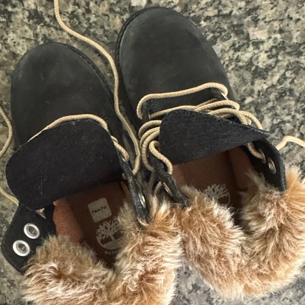 Timberland Black Boots with Tan Fur Trim EUC 10 toddler